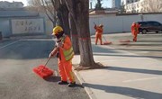 环卫工人在市城区文苑街政府免费停车场清扫保洁