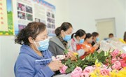 昔阳县沾尚镇沾尚村“乡源一条街” 仿真花设计师设计制作新的仿真花品种