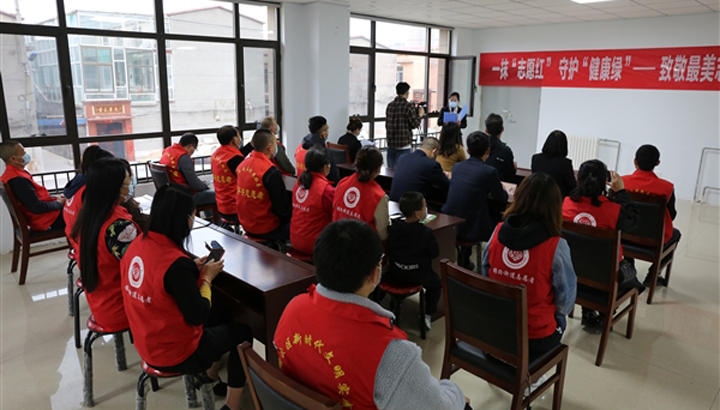 榆次区凤翔社区开展一抹“志愿红”守护“健康绿”——致敬最美志愿者表彰大会