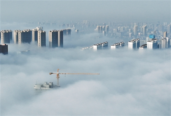 城市建筑在雾气中若隐若现