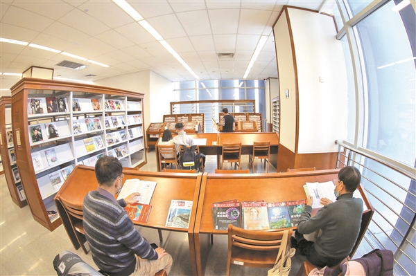 在晋中市图书馆，市民正在读书、学习