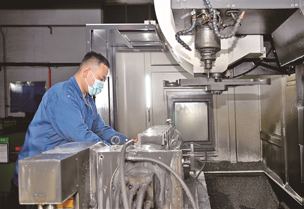 山西斯普瑞机械制造股份有限公司生产车间工人正在加紧生产