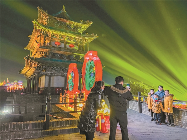 游客在平遥古城观看3D灯光秀