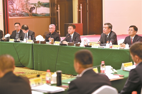 刘星在参加市五届人大三次会议榆次代表团审议时强调