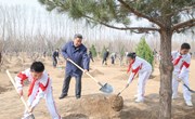 习近平在参加首都义务植树活动时强调：全民植树增绿 共建美丽中国
