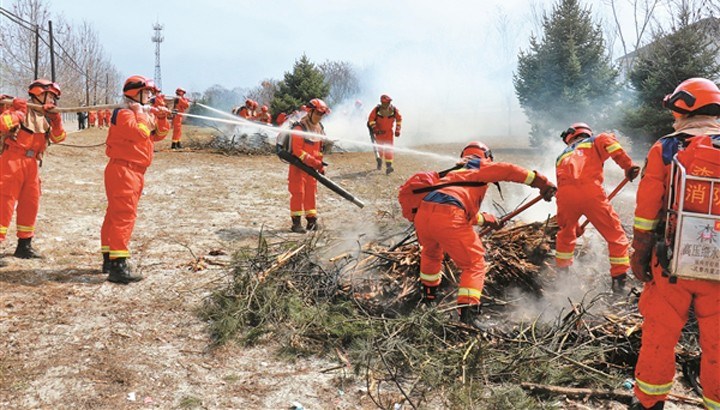 灵石县森林防火应急分队队员在进行扑火演练
